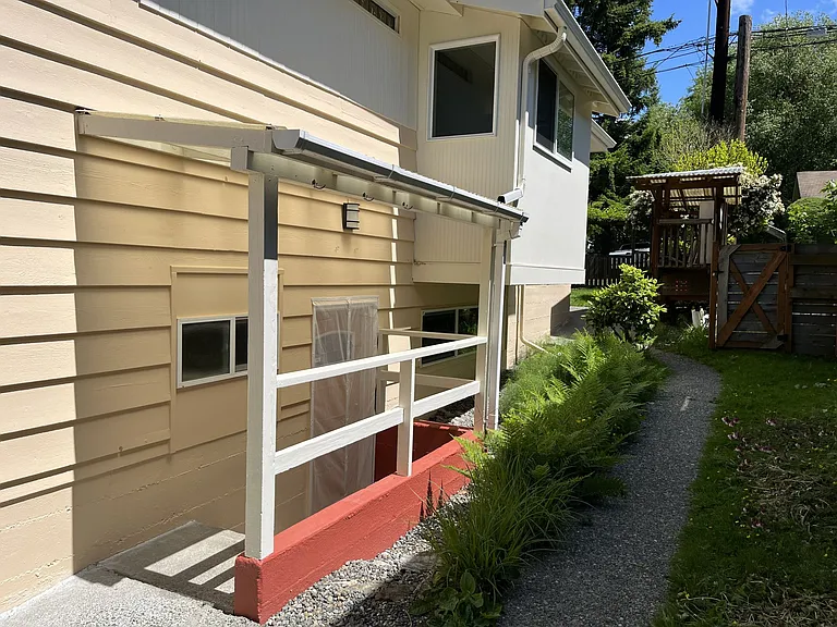 10417 8th Ave NE #B — Photo 4