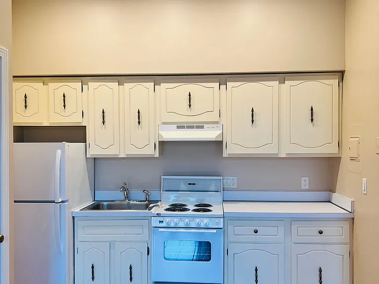 300 Essex St #8 — Photo 3