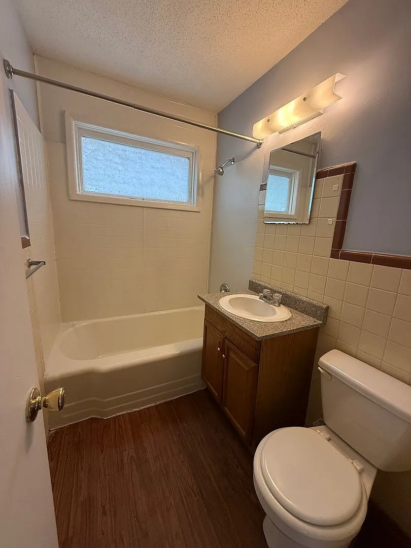 Charming 2 Bedroom Brick Duplex- Pet Friendly! — Photo 4