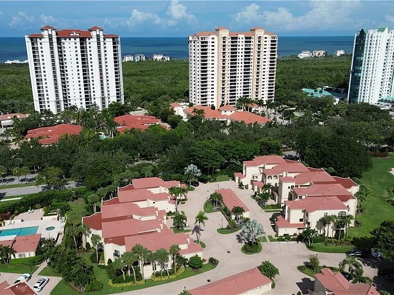 7048 Pelican Bay Blvd #C-105 — Photo 32