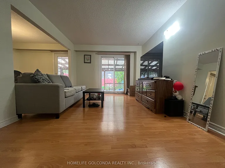 6 La Peer Blvd — Photo 4