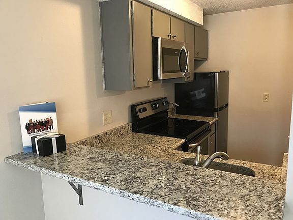 5th image of 980 S Dexter St APT 09