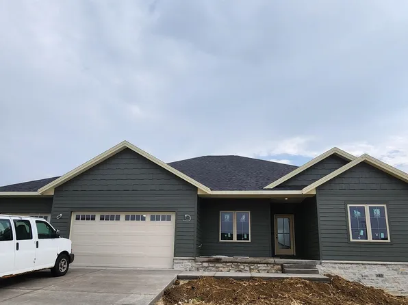 348 Solomia Ct, Peosta, IA 52068