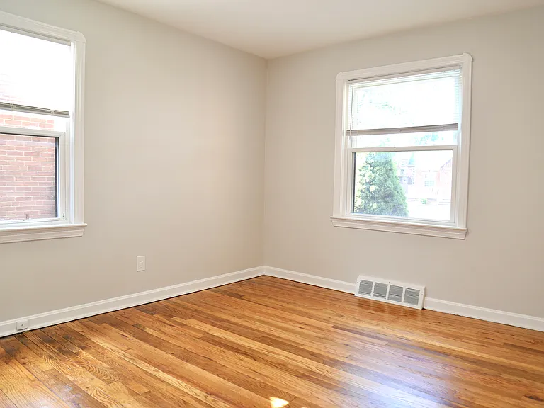 13613 Clifford Ave — Photo 10