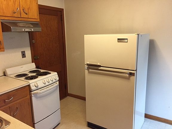 REFRIGERATOR AND STOVE