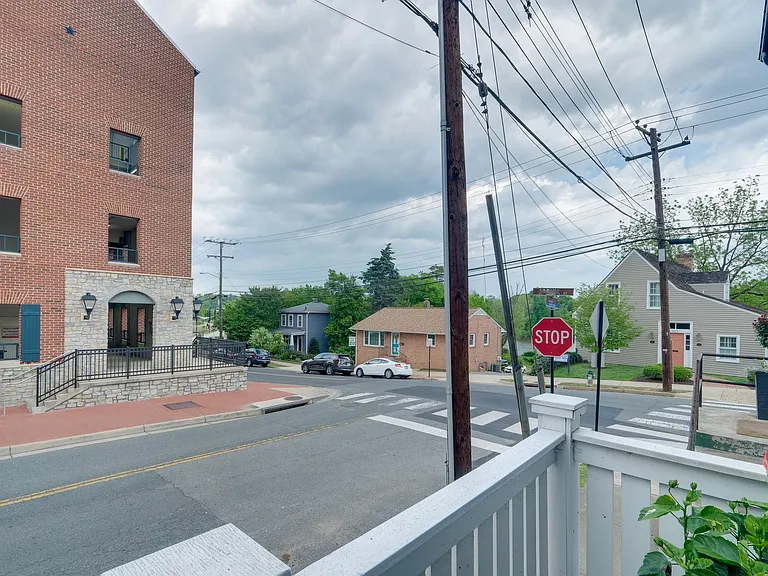 102 Wolfe St — Photo 32