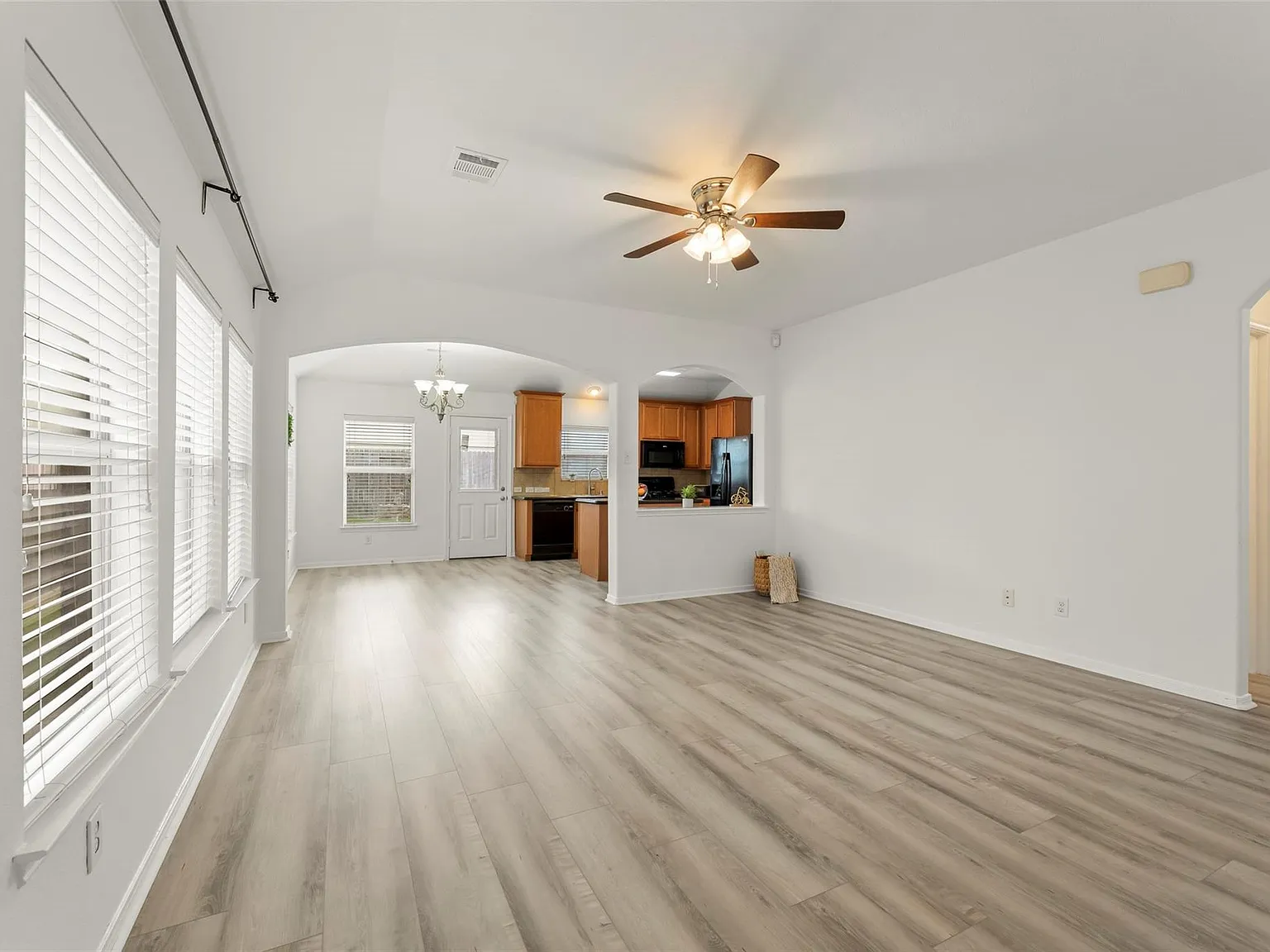 3 bed, 2.0 bath, 1295 sqft, $1,850 — Photo 2