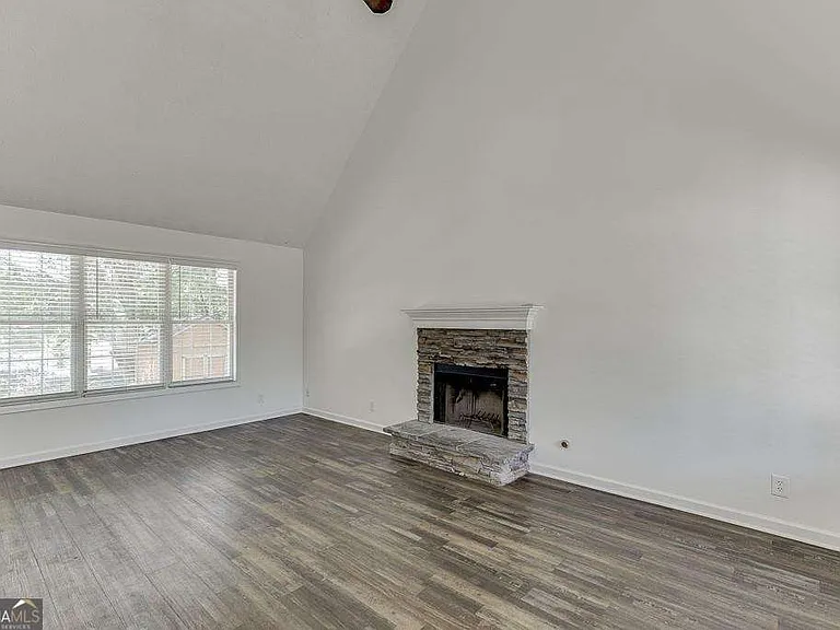 932 Clayton St — Photo 6