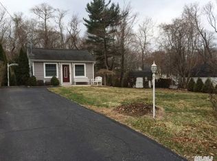 100 Magnolia Dr, Rocky Point, NY 11778