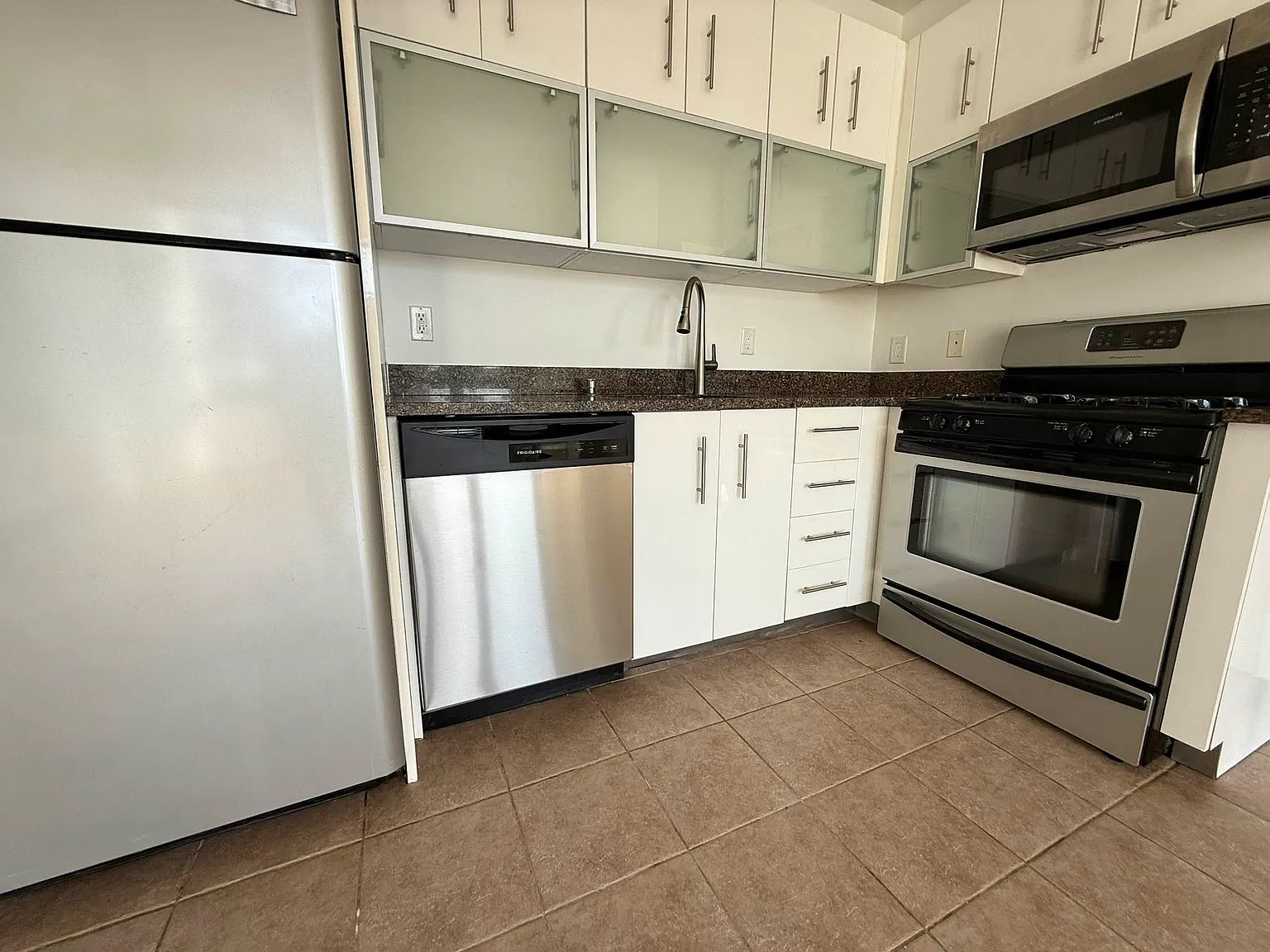 579 Warren Street — Photo 4
