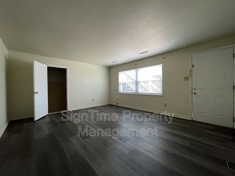 3 bed, 1.0 bath, 800 sqft, $1,300 — Photo 3
