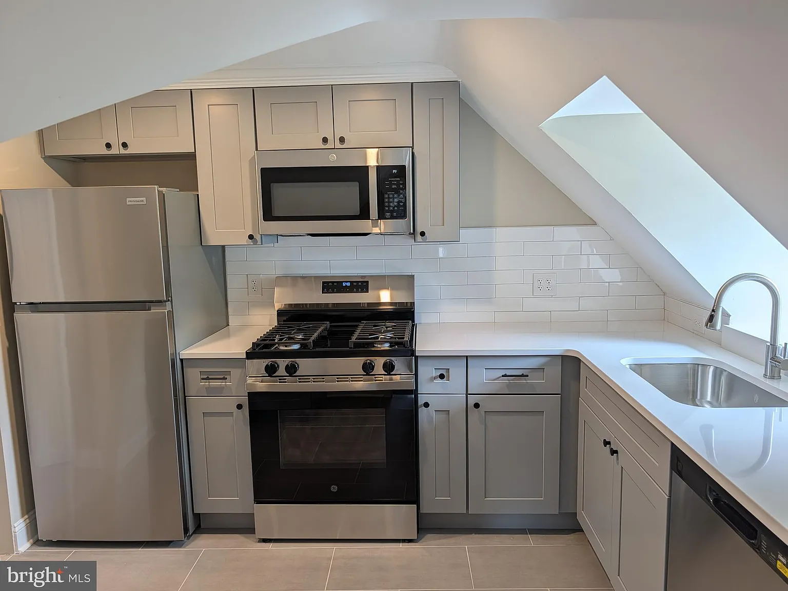 2 bed, 900 sqft, $1,950 — Photo 3