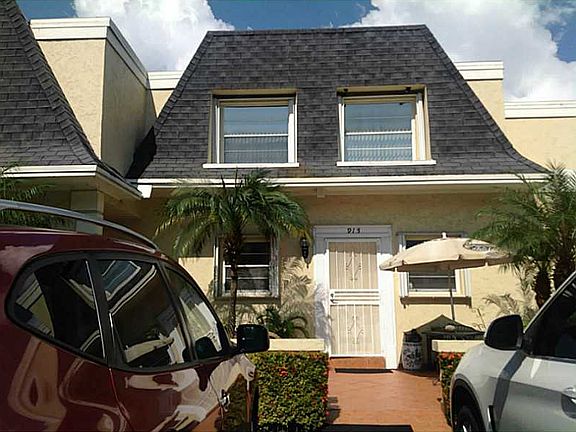 Home For Sale In Venetian Park