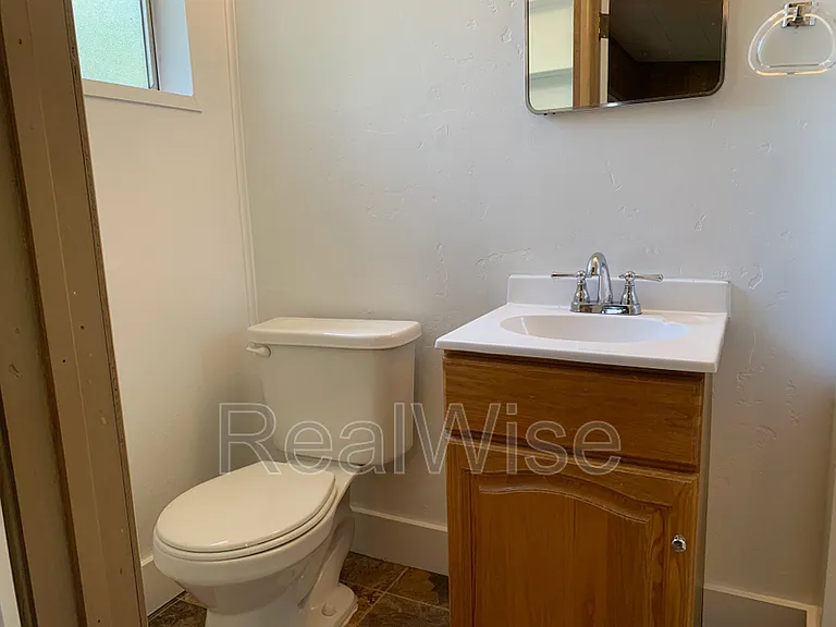 940 SE North St — Photo 59