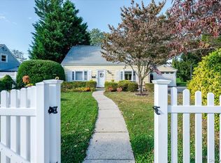34 Curve Ln, Levittown, NY 11756