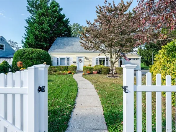 34 Curve Lane, Levittown, NY 11756