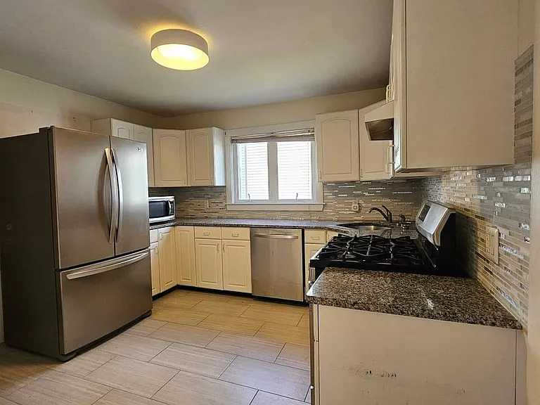 18 Banks St #1 — Photo 2