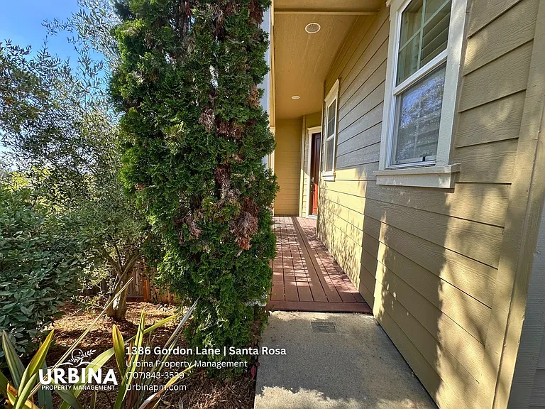 1386 Gordon Ln — Photo 2