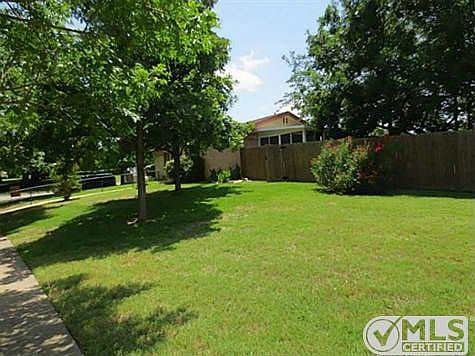 3rd image of 2701 Woodlawn Dr