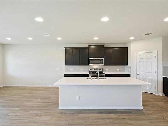 2nd image of 513 Platinum Ln