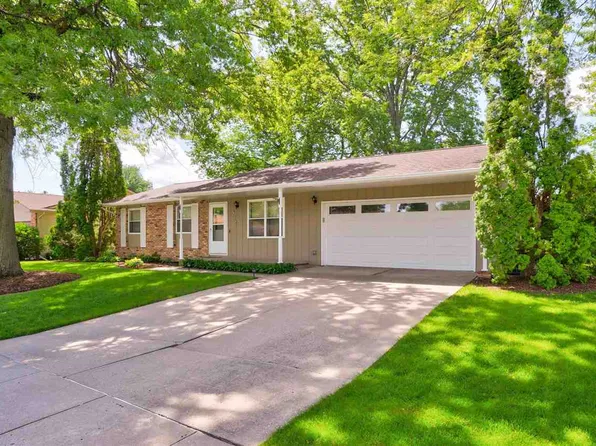 1921 Delwood Dr, Iowa City, IA 52240