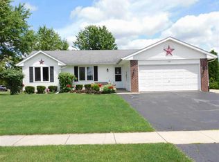 302 Scarlet Oak Dr, Poplar Grove, IL 61065