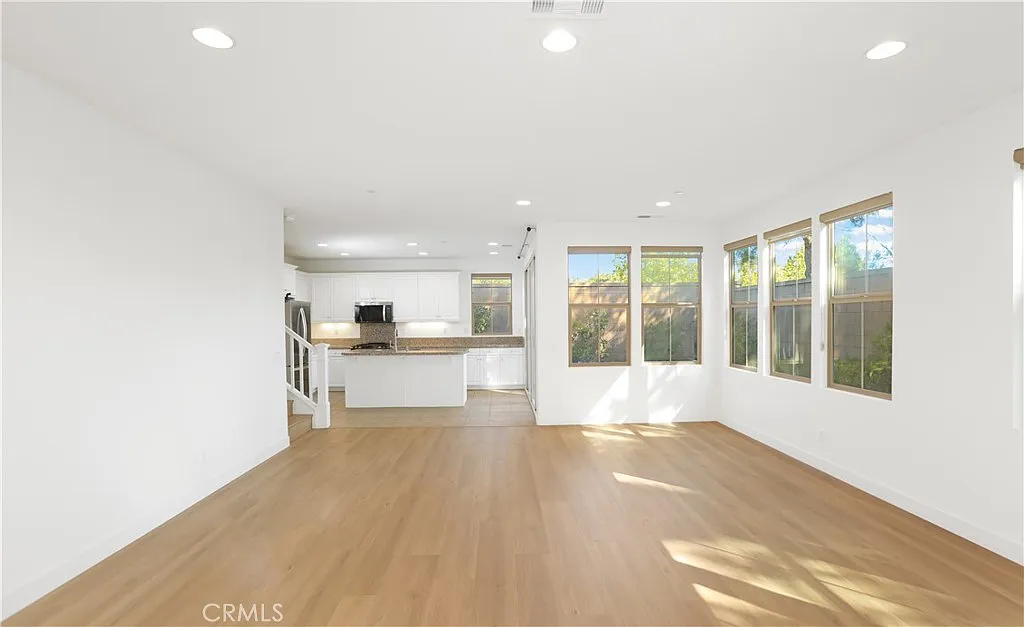 3 bed, 2.5 bath, 2019 sqft, $5,000 — Photo 4