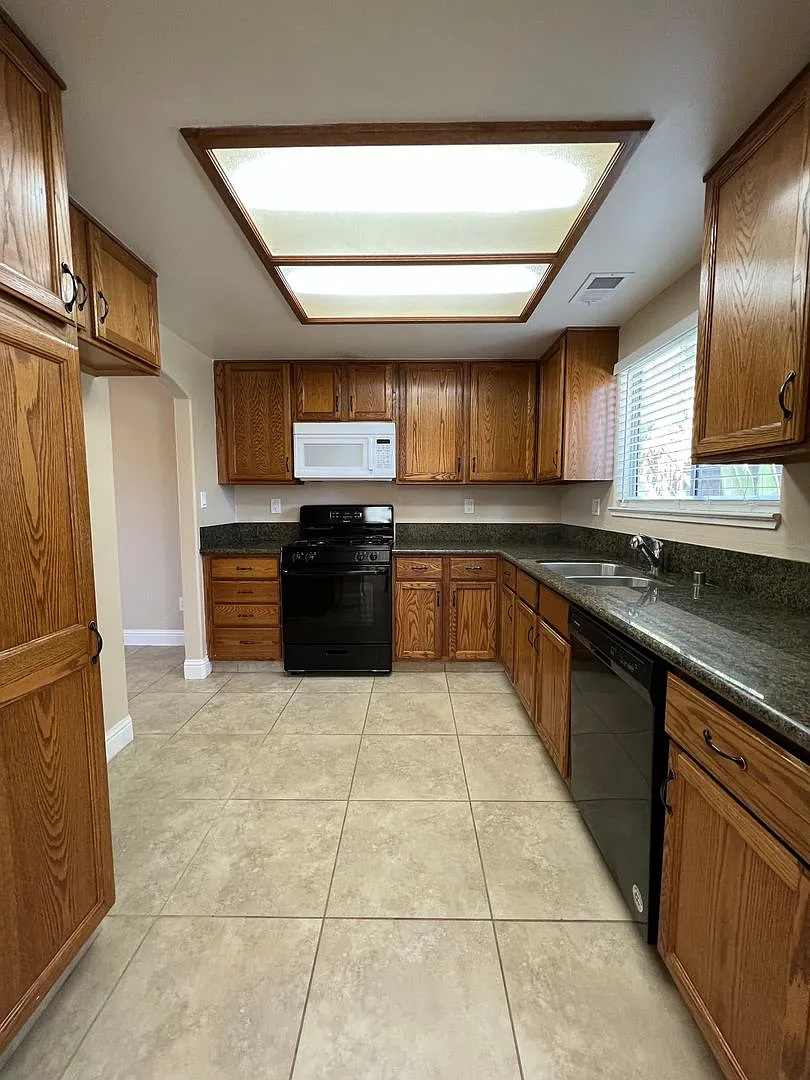 Beautiful 2 Story Home in The Seasons - SW- $2,400 + $2,400 Deposit — Photo 4