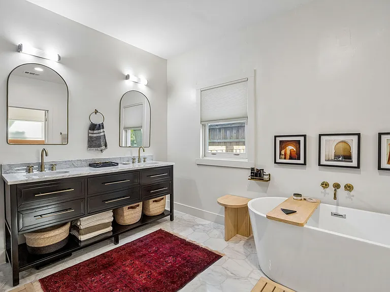 310 N Montclair Ave — Photo 20
