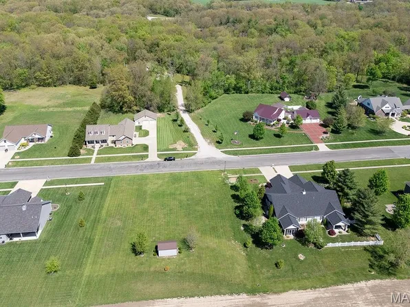 18074 W Oxford Rd, Staunton, IL 62088