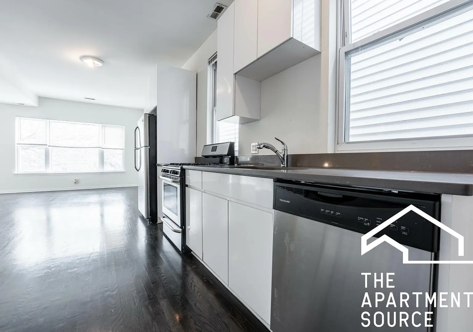 3 bed, 1400 sqft, $3,195 — Photo 2