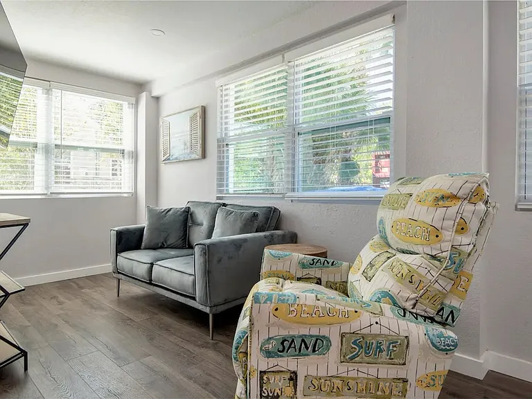 405 Locklie St — Photo 3