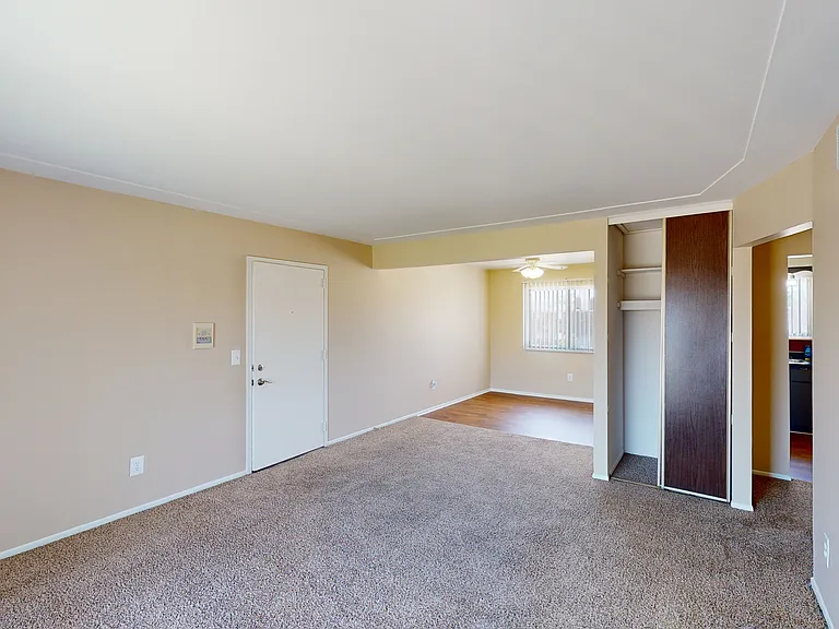 Rivercrest Apartments — Photo 9