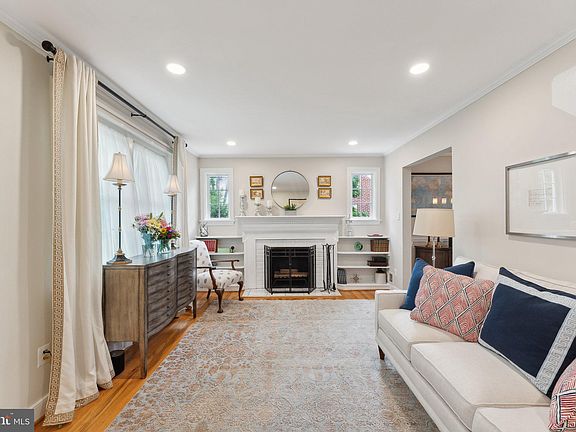 3rd image of 2855 Lawrence Dr