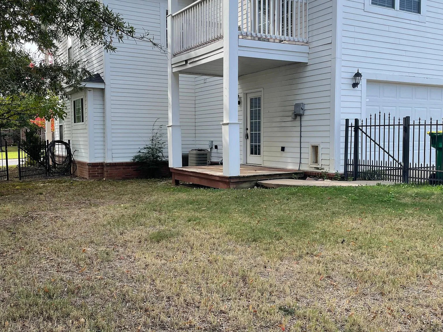3 bed, 2.5 bath, 2024 sqft, $2,200 — Photo 1