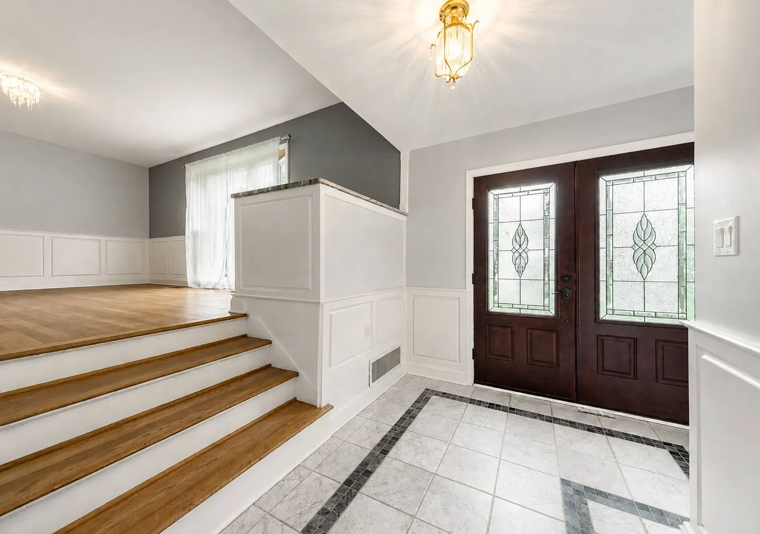 Large fenced in yard and Sun room! — Photo 2