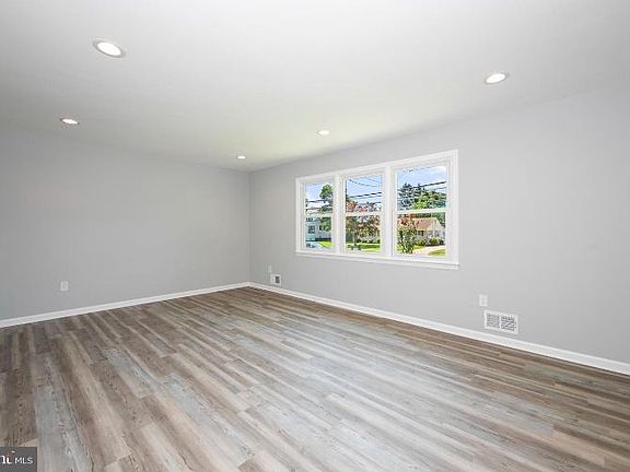 4th image of 2040 S Olden Ave