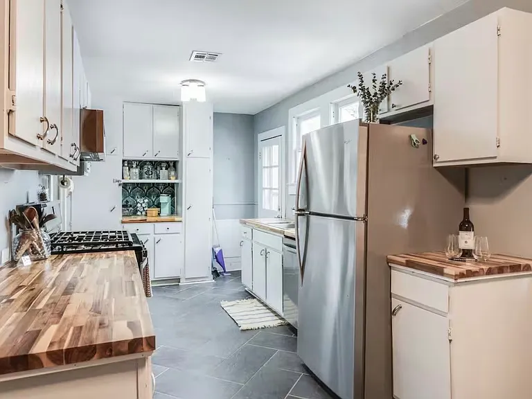213 Saint Thomas St — Photo 8