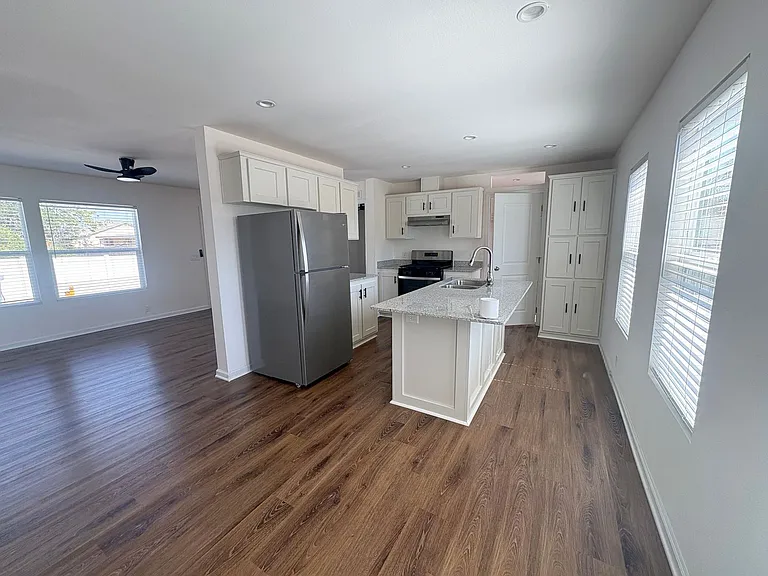15356 Merrill Ave — Photo 5