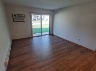 1320 Meadowcreek Dr APT 1, Pewaukee, WI 53072