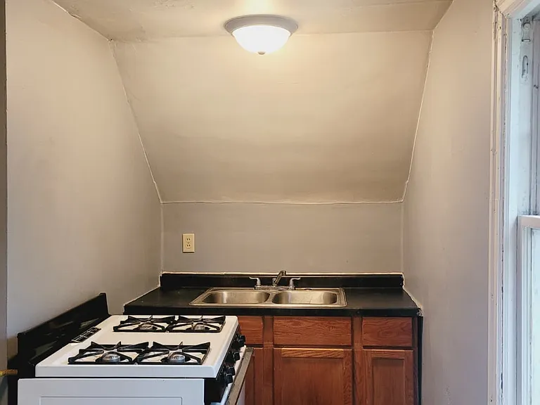 714 W 1st St #4 — Photo 2