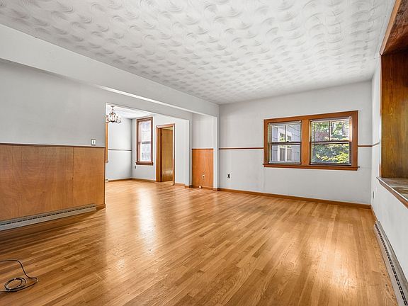 3rd image of 131 Altamont Ave