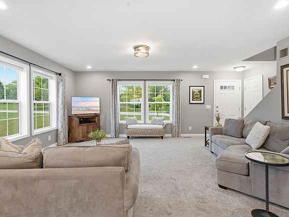 5th image of 403 Tulip Dr