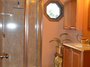 979 Raleigh Rd, Mundelein, IL 60060