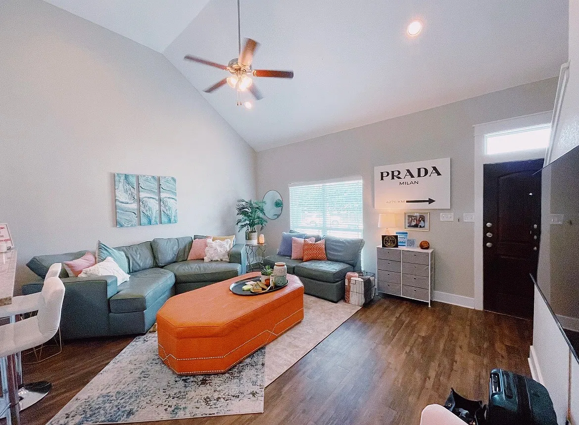 4 bed, 4.5 bath, 2001 sqft, $3,400 — Photo 4