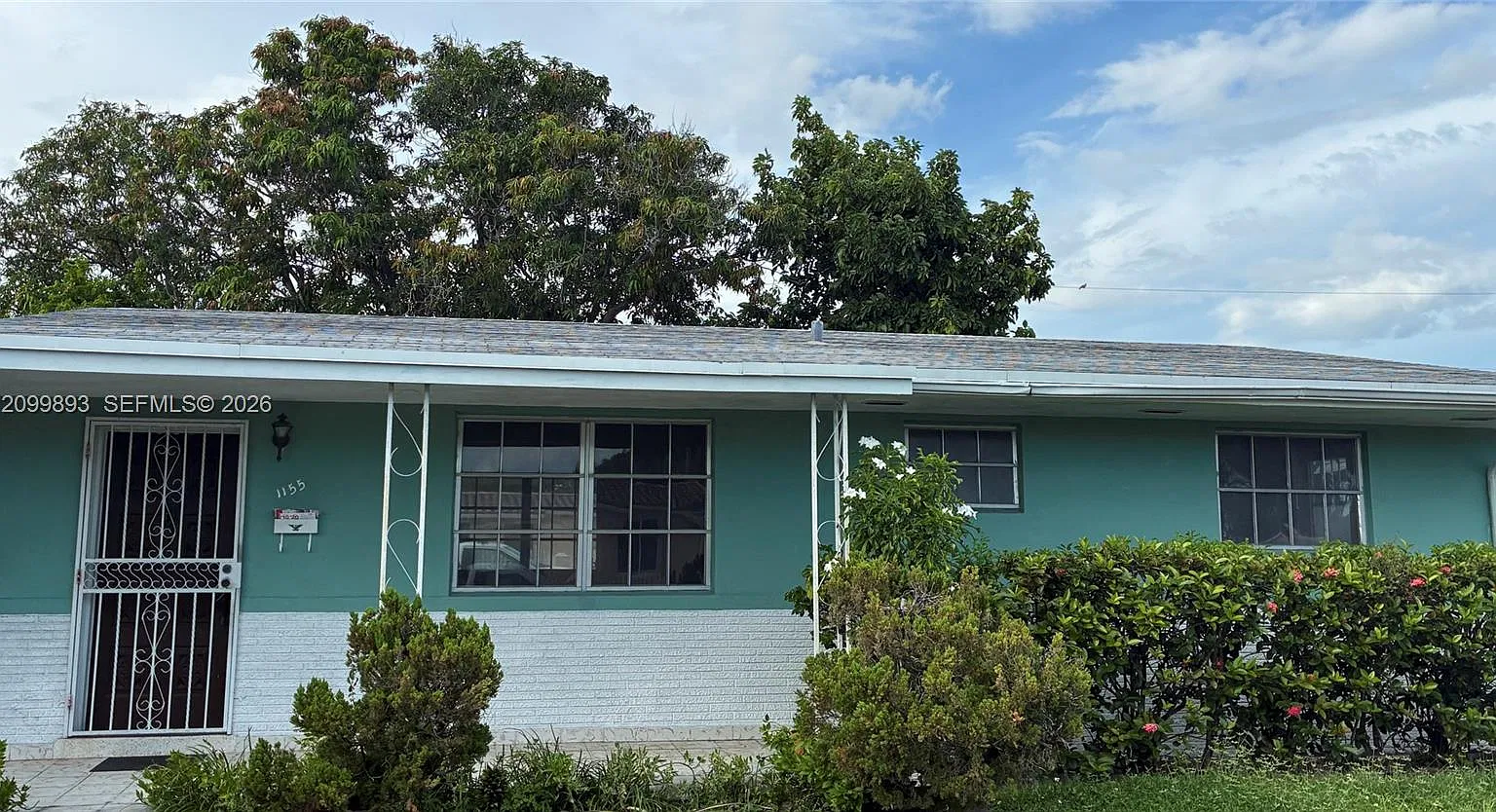 3 bed, 1.0 bath, 1068 sqft, $2,800 — Photo 1