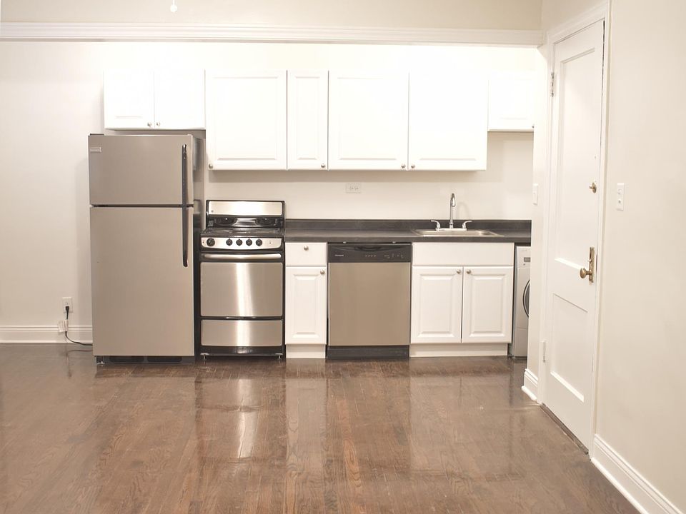 1st image of 3345-46 N Marshfield Ave #303