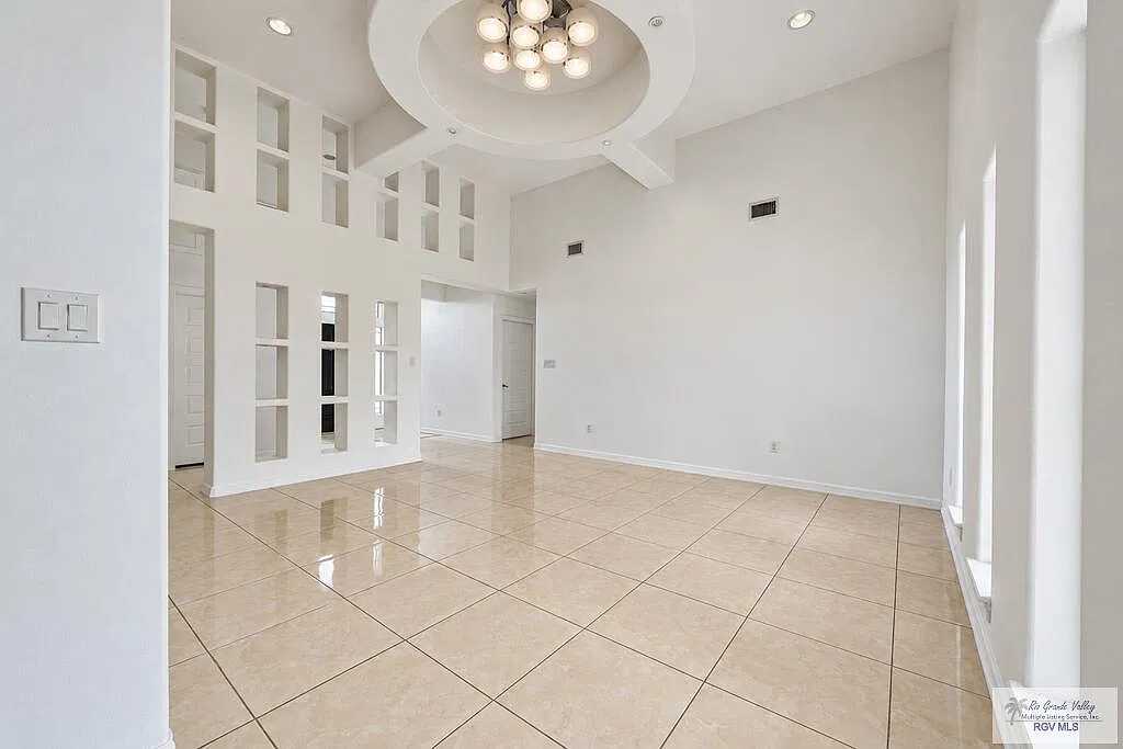 3 bed, 2.0 bath, 1563 sqft, $2,000 — Photo 3