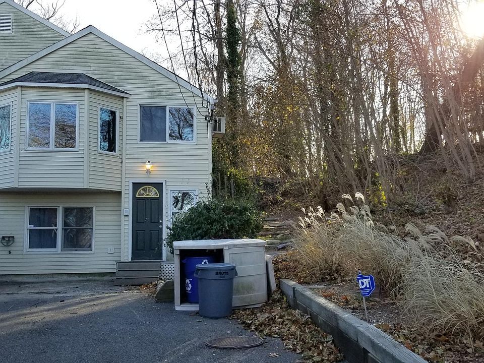 Front of House w/ Driveway parking