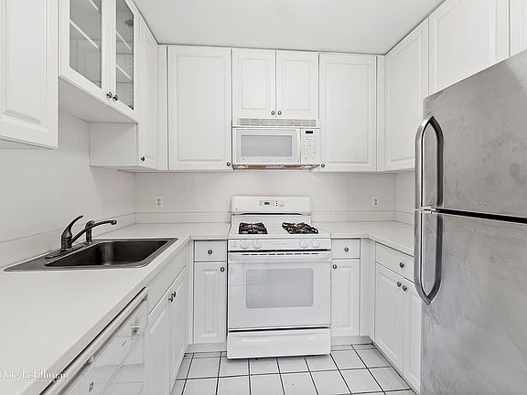 4th image of 40 Oceana Dr APT 4E